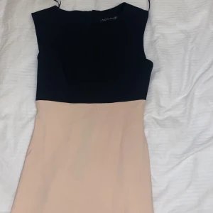 Klänning - En vanlig fin klänning från Zara women. Storlek xs och funkar som S också. Säljer för 200kr. 