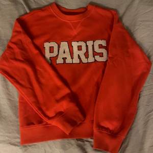 En röd sweatshirt från H&M men tryck. Ett väldigt mjukt och skönt tyg, tröjan är även i väldigt bra skick.💗