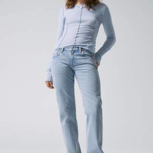 Hej! Säljer dessa supersnygga jeans ifårn weekday (bilder från hemsidan, fråga om mer bilder privat). Säljer dessa pågrund av att dem tyvärr aldrig kommer till användning. Aldrig använda eller tvättade⭐️