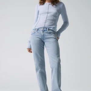 Arrow low straight jeans ifrån weekday - Hej! Säljer dessa supersnygga jeans ifårn weekday (bilder från hemsidan, fråga om mer bilder privat). Säljer dessa pågrund av att dem tyvärr aldrig kommer till användning. Aldrig använda eller tvättade⭐️