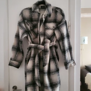 Trenchcoat/kappa Vero Moda-nyskick - Använd ett par ggr, helt i nyskick. Är en Xs men ledig stil på kappan så kan med fördel användas av en S/M