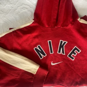 Snygg Vintage Nike Hoodie  - Så snygg Hoodie från Nike som inte kommer till användning hos mig. Vintage och bra skick. 