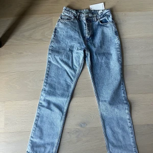 Chiquelle jeans  - Säljer mina helt oanvända blåa raka jeans från chiquelle med en skitsnygg tvätt!  Tyvätr för små för mig | Köparen står för frakten , paketpris vid köp av flera plagg💓 Här av er vid ev. frågor