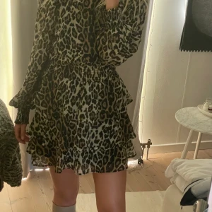 Klänning med leopardmönster - Säljer min fina klänning i bra skick då jag inte använder den längre. Klänningen är i storlek 36 men skulle säga att den passar även för en storlek mindre och större.