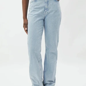 Rowe weekday jeans  - Jeans från weekday i modellen rowe! Väldigt bra skick🙌🏼 I storleken 27, 34 men avklippta då passar mig som är 174💕