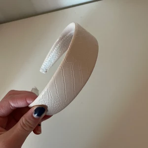 Diadem beige - Säljer ett jättefint diadem som tyvärr inte kommer till användning längre. 15kr+frakt.  Fråga om ni undrar något!🫶🏻 