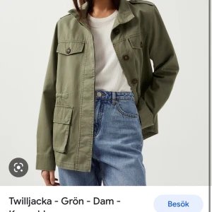 Grön jacka  - Är osäker om jag vill sälja denna jacka, men en skitsnygg grön jacka som är inne och perfekt nu till hösten.  Finns inte kvar nånstans Köpt för 499 Säljer för 430 då den är som ny