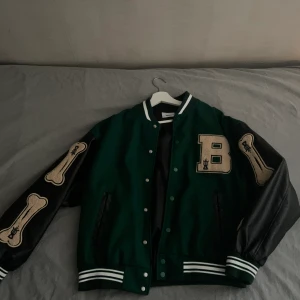 Baseball jacka  - En populär jacka jag knappt använder men vet är väldigt efterfrågad. Säljer den därför.