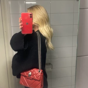 Kurt geiger väska  - Superfin Kurt geiger väska! Nyskick och köpt för 1800 kr, skulle även kunna tänka mig att byta mot en Marc Jacobs väska ( av äldre modell)😊