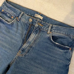 Ginatrickot (premium) jeans 👖  - Ett par ljusa bootcut jeans med slip. Jeansen har jättebra passform och är jätte fina. För stora för mig darför säljer jag. 