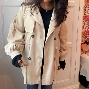 Söt Kappa❤️ - En kappa som man måste ha till höst 🍂 och perfekt med en stickad tröja under! Går att knäppa om det blir kallt och även knyta fram eller bak👏🏻💖 storlek M Köpt för 1200❤️