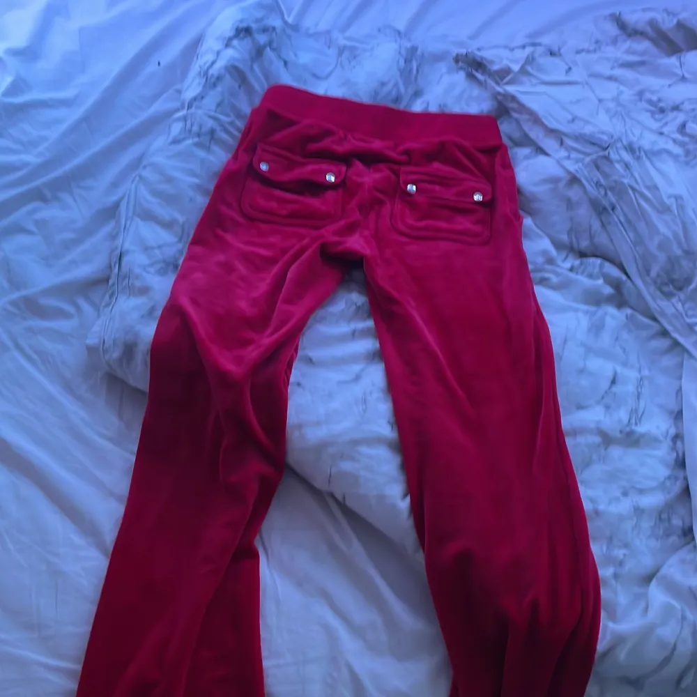 Jag säljer mina röda juciy byxor med fickor för jag känner att dom inte kommer till användning.❤️ Frakten kostar 66kr med spårbar! ❤️. Jeans & Byxor.