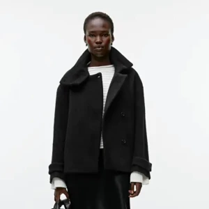 Arket kappa - Säljer denna populära svart kappa från arket då jag beställde två storlekar. Lappar finns kvar. Lägsta pris 1800 då jag skickar tillbaka den annars. Kom gärna med snabba bud eller köp direkt för 2000 💞 Frakt tillkommer