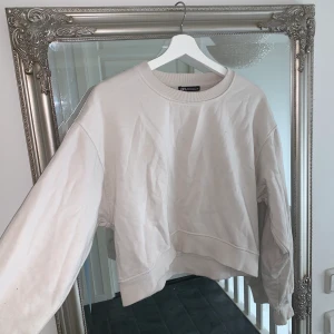 Sweatshirt - Säljer min sweatshirt, använd fåtal gånger. Strl S/M, pris 179 kr❤️