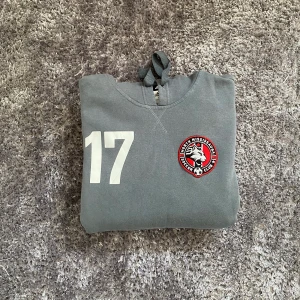 Adidas Collegetröja - Fin Adidas collegetröja från USA. Storlek S I använt skick För mer frågor så kontakta!