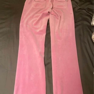 Juicy  - Hej, säljer mina rosa juicy byxor som jag köpte för ca  4-5 månader sen.