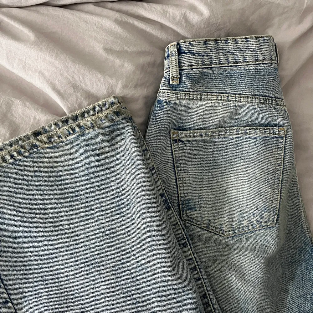Ett par snygga wide högmidjade blåa jeans från Gina. Säljs inte längre på hemsidan! Köpta för 599kr, köp för 120kr + spårbar frakt. . Jeans & Byxor.