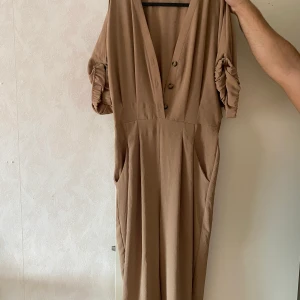 Jumpsuit - Jumpsuit från zara storlek L. Köparen står för frakten 💓💓