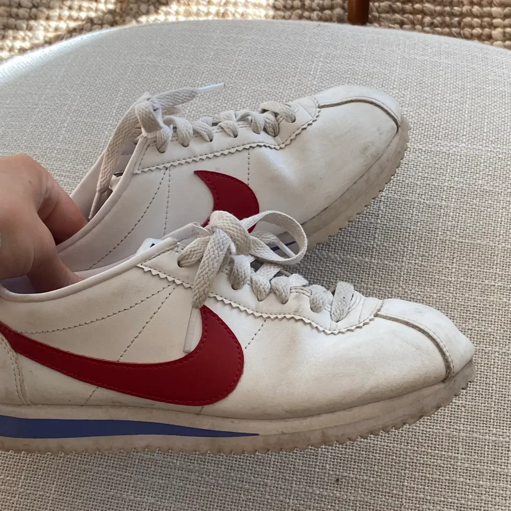 säljer mina Nike cortez som inte kommer till användning längre!🫶🏼 Enkel stilren sko!🤍 Frakt tillkommer.. Skor.