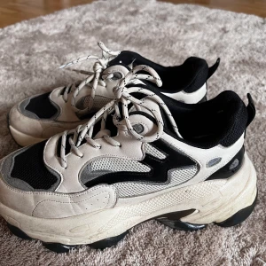 Sneakers - Chunky sneakers från Na-kd. Användt skick. Går nog att tvätta om man vill ha de som nya!  Möts upp i centrala Stockholm/hämta i Bromma, eller fraktas men du står för frakten.
