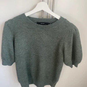 Stickad t-shirt säljes  - Säljer denna superfina mörkgröna stickade toppen från vero Moda. Storlek S, och sitter som en xs-m beroende på hur man vill att den ska sitta. Använd 1 gång🫶🏻⚡️ kan skicka eller mötas upp i Stockholm. buda i kommentarerna! BYTER GÄRNA MOT EN ANAN LIKNANDE TRÖJA! Kommer ej sälja den för under 300kr