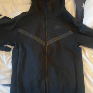 Nike tech fleece Hoodie - Bra skick8/10, säljer för den är för liten, pris diskutabelt, inga större skador