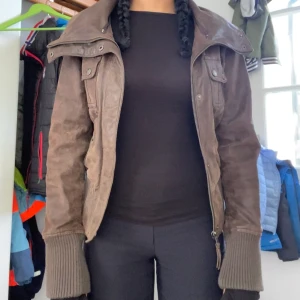 Brun läderjacka - Brun läderjacka från Lipsy som jag tyvärr inte fått så mycket användning för. Är 163cm och den sitter bra på mig