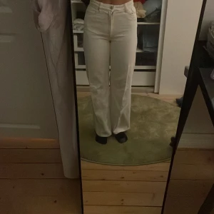 Monki byxor - Säljer mina monki jeans både blå och vita samma storlek 150 för vita och samma med de blå 