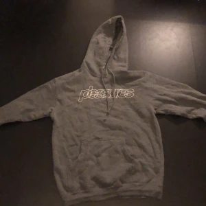 Pleasuers hoodie - Mörkgrå hoodie från LA märket pleasures. Aldrig använd och i magnifikt skick! Ordinarie pris var 800 kr