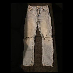 Jeans - Blåa jeans från Gina (”Molly favorite” modellen). Jeansen är i storlek L men passar även s. Är högmidjade och har en mer loose fit om man har s. Är i bra skick oxh används ej. 