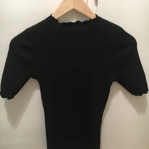 Tajt tröja igen Hm  - Strl xs is svart färg. Tajt och jättesnygg på.