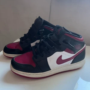 Jordan 1 mids i strl 40💕💕 - Jordan 1 mids i strl 40💕Är i bra skick överlag förutom att sulorna i bak (se bild) det lilla hålet i sulan förmodar jag att de går att limma💕💕Köpta på footlocker flr ett år sen!