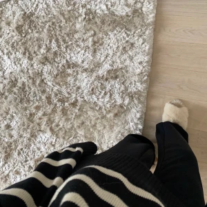 svarta byxor från bikbok - jag säljer mina super fina och bekväma byxor ifrån bikbok, dom är använda endast när bilderna är tagna och har bara hängt i garderoben sen jag köpte dom pågrund ut av att jag har två par av dom. Köpte dom för 400kr. 