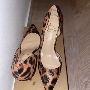 Helt nya pumps  - Oanvända helt nya pumps i storlek 39. 