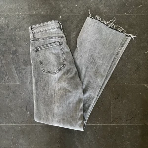 Madlady jeans strl 34 ❤️ - Tyvärr har dessa blivit försmå för mig. Dem är använda Max tre tillfällen då dem var redan från början lite små. Superfint skick. Passar en vanlig 34a skulle jag säga. Frakt tillkommer på 59kr! ❤️
