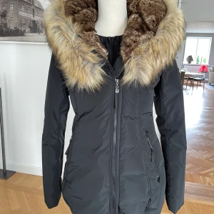 Hollies dunjacka  - Hollies dunjacka storlek 38  Modell: T1800172-1 Använd fåtal gånger.  Nyskick!