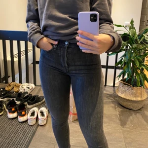 Levis jeans - Säljer mina gråa jeans från Levis i storlek 27 som passar mig som vanligtvis bär storlek S. Tveka inte att höra av dig ifall du undrar något. Priset kan diskuteras💗