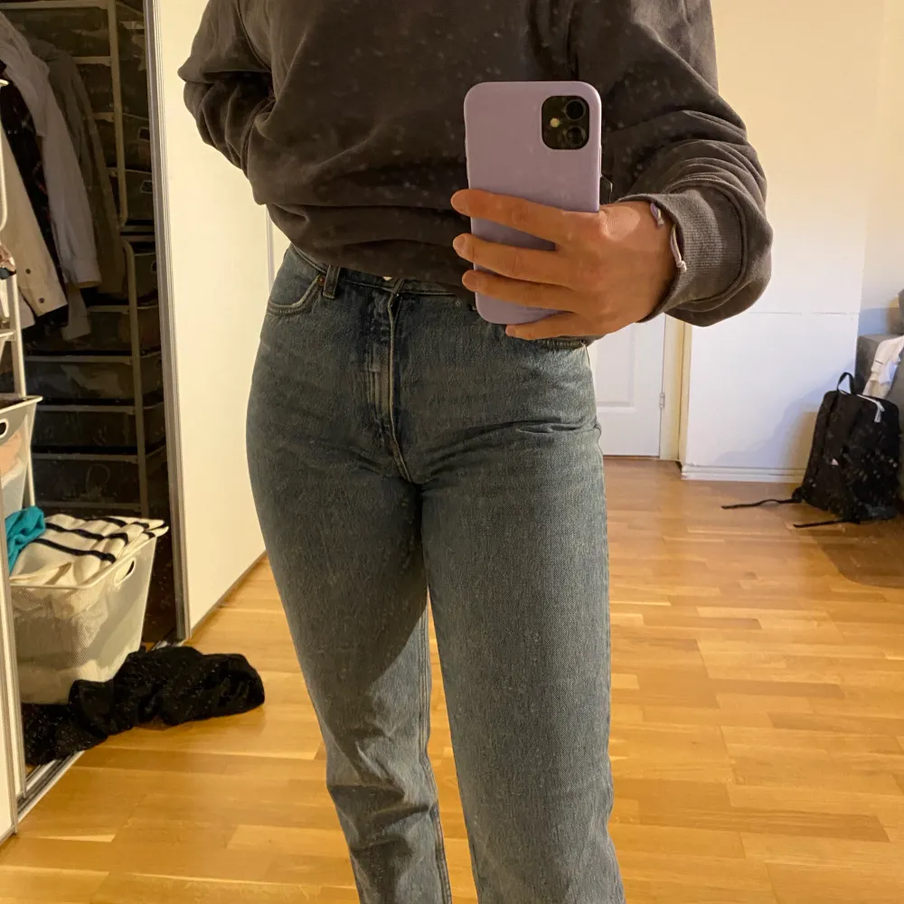 Säljer mina ljusblå jeans i storlek 27 från Monki. Det är modellen Taiki och passar mig som vanligtvis bär storlek S. Tveka inte att höra av er ifall ni undrar något💗. Jeans & Byxor.