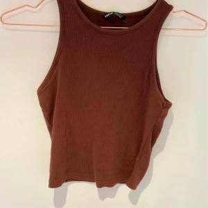 Linnen - Tre söta linnen. Det bruna linnet är i storlek XS men sitter mer som S. Och dom andra två är i storlek S. 30kr st. tryck inte köp nu. Skriv privat istället. Köparen betalar frakten.