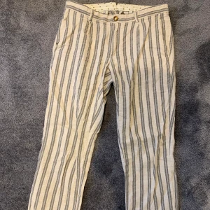 Mango linnebyxor M - Ett par linne byxor från mango man som jag tyvärr växt ur:( Hör av dig om du är intresserad eller undrar något!