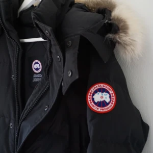 Canada goose vinterjacka herr - Hjälper min sambo att sälja sin vinter jacka som han bara använt ett fåtal gånger. Inköpt på NK i Stockholm för 11.500 kr   Inget slitage och ser ut som ny.   Kvittot är inget vi hittar just nu men i jackan finns en qr kod man kan skanna.