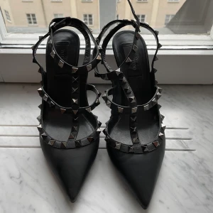 Valentino klackar  - Skit snygga Valentino klackar som är perfekt om man ska ut. Ny pris är 9000kr säljer för 4000 använda 2 gånger 