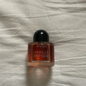 BYREDO vanille antique  - Helt ny, använt endast ca 10 spray. Topp skick. Ordinarie pris 2.700  Super lyxig, klassisk doft med en sexy edge.