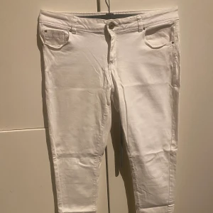 Vita skinny jeans - En av hällorna har lossnat.  Kan även postas och jag står för frakten. 
