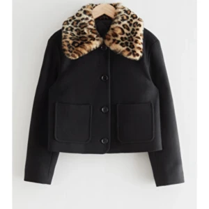 Jacka från & other stories  - Såååå fin och varm jacka från & other stories. Perfekt nu till hösten!  Strl 36  Köpt för 1750kr 