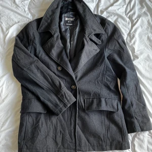 Mustang Peacoat L - Mustang peacoat:  Color: Navy Blue  Size: L but fits XL Materials: 65% wool, 27% polyester, 3% polyamid, 5% viscose  The coat was chemically washed. Perfect for fall and winter. Delivery negotiable. 