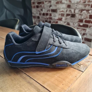 Lonsdale - Urläckra tränings skor för barn. Köpta på Sports Direct i London. 