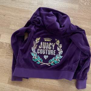 Juicy zip hoodie köpt i new york, finns inte att hitta varsomhelst 😍 Storlek XS! I bra skick💕nypris: 1000kr