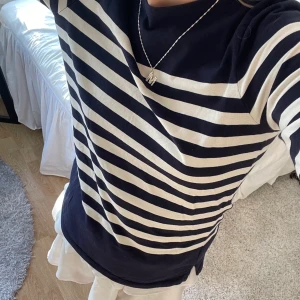 Randig tröja - Tröja från Scott & Soda, köpt på Zalando förra året för 350kr. I väldigt bra skick🫶🏽