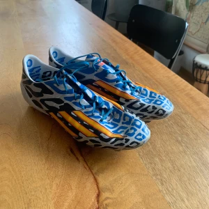 Adidas fotbollsskor 2014 world-cup - Feta skor från VM 2014, svåra att få tag på, skavanker, rekommenderar som ”samlarobjekt”.  